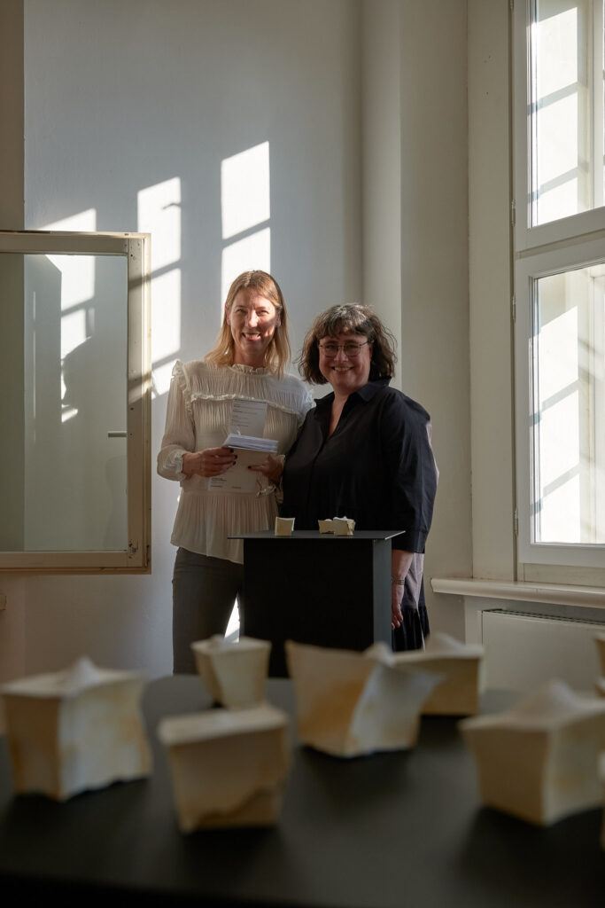 BAROCCO Kuratorin Claudia Rasztar und Ruth Meyer, Geschäftsführender Vorstand, im Raum der Werkserie DINGE von Stilla Seis, Schloss Agathenburg, Vernissage 10. Juni 2023 | Foto © Manfred Wigger